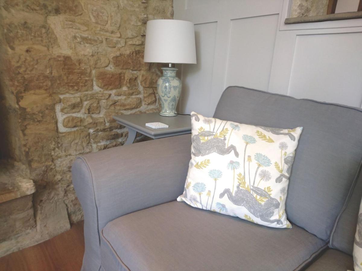 Pass The Keys The Pippins A Cotswold Cottage And Garden Parking Stow-on-the-Wold Exterior photo